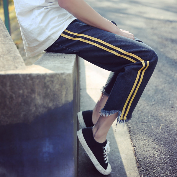 Blugi de barbati sport-casual in model liber, cu margini colorate in doua culori