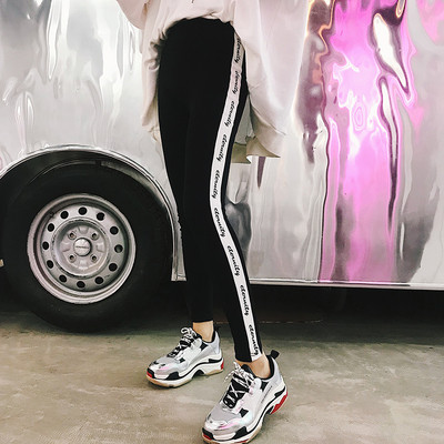 Μοντέρνο αθλητικό γυναικείο κολάν με επιγραφές σε μαύρο και γκρι χρώμα