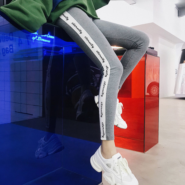 Μοντέρνο αθλητικό γυναικείο κολάν με επιγραφές σε μαύρο και γκρι χρώμα