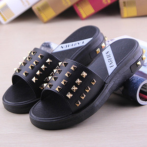 Γυναικείες παντόφλες σε δύο χρώματα με μεταλικά στοιχεία