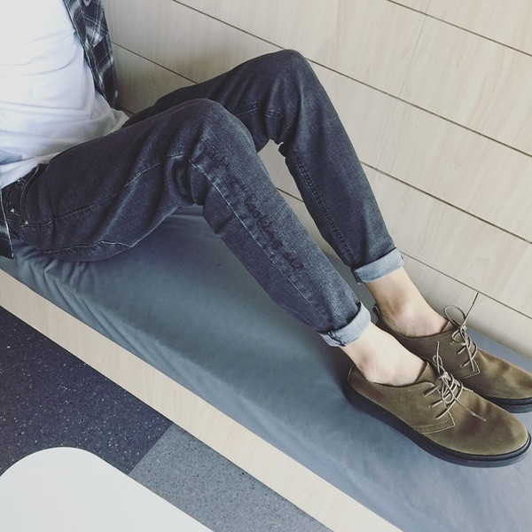 Blugi subțiri de bărbați simpli, eleganti, cu buzunare închise la culoare