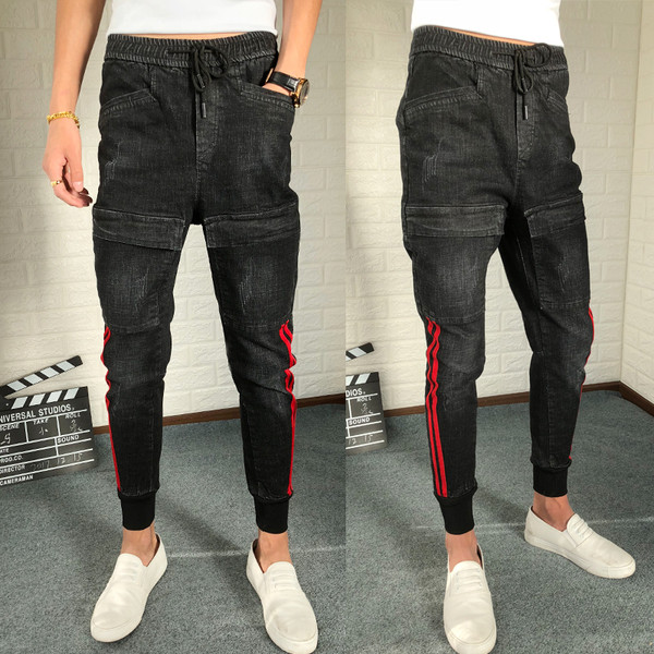 Modern férfi farmer színes szegéllyel és sötét színű zsebekkel