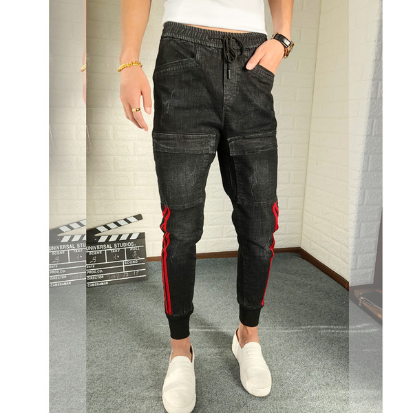 Modern férfi farmer színes szegéllyel és sötét színű zsebekkel