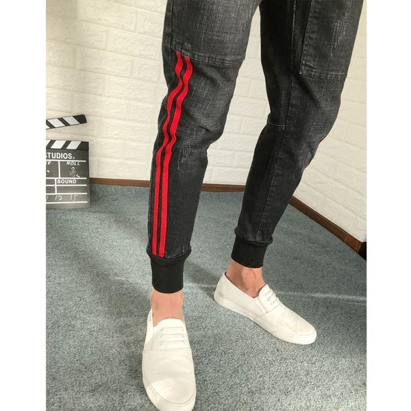 Modern férfi farmer színes szegéllyel és sötét színű zsebekkel