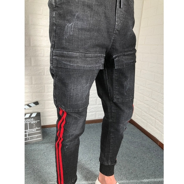 Modern férfi farmer színes szegéllyel és sötét színű zsebekkel