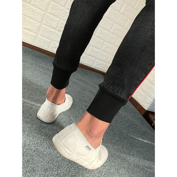 Modern férfi farmer színes szegéllyel és sötét színű zsebekkel