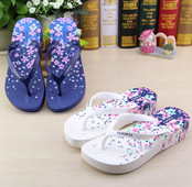 Női papucs magas talppal, virágmotívumokkal