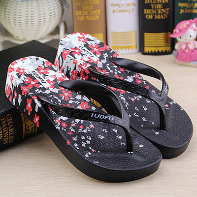 Női papucs magas talppal, virágmotívumokkal