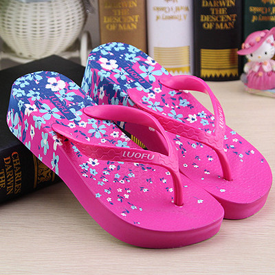 Női papucs magas talppal, virágmotívumokkal