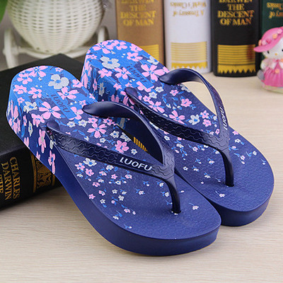 Női papucs magas talppal, virágmotívumokkal