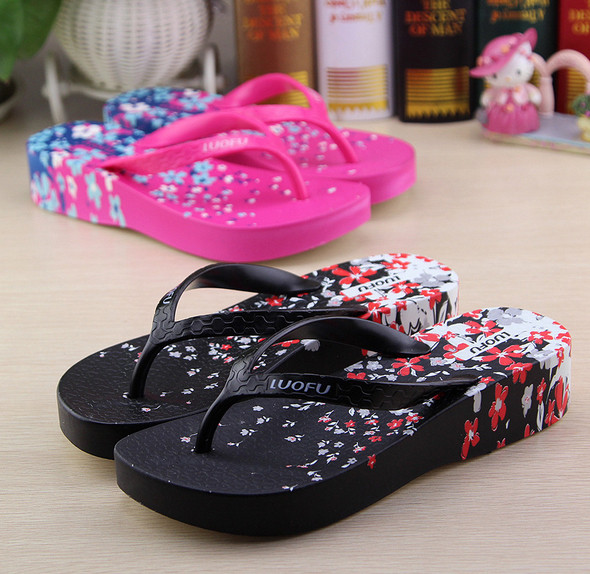 Női papucs magas talppal, virágmotívumokkal