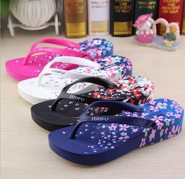 Női papucs magas talppal, virágmotívumokkal