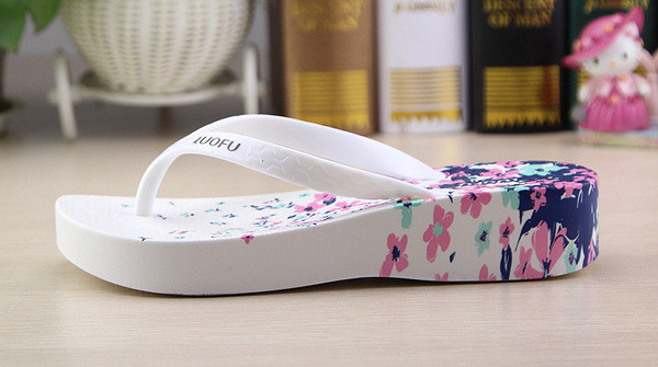 Női papucs magas talppal, virágmotívumokkal