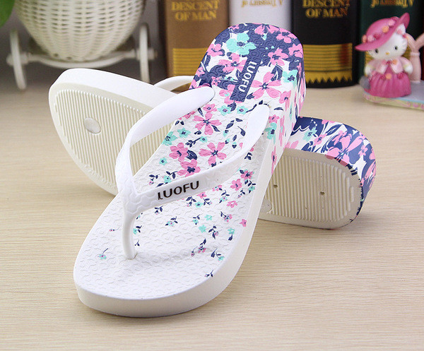 Női papucs magas talppal, virágmotívumokkal