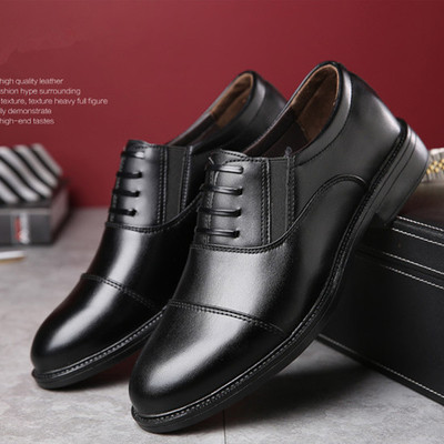 Stílusos férfi cipő rugalmas és fűzőutánzattal