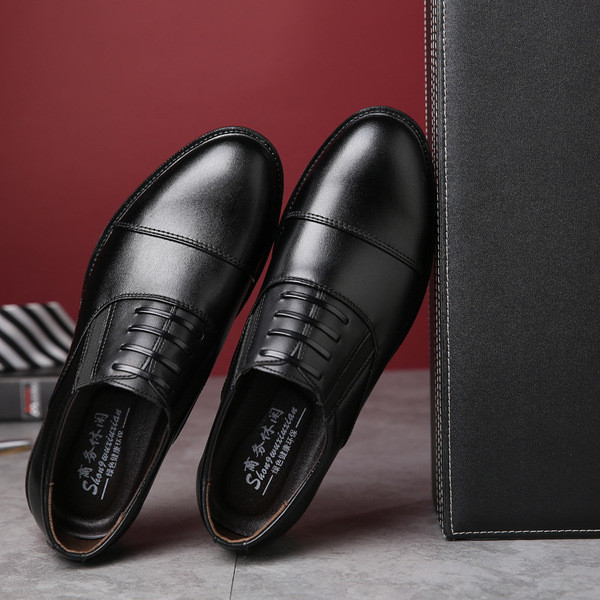 Stílusos férfi cipő rugalmas és fűzőutánzattal