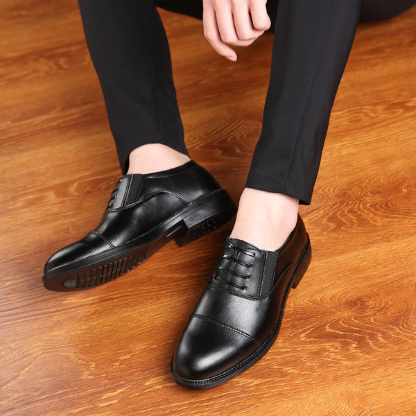 Stílusos férfi cipő rugalmas és fűzőutánzattal