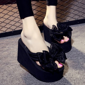 Női platform papucs a lábujjakon szalaggal