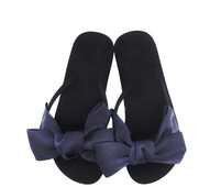 Γυναικείες παντόφλες σε διαφορετικά χρώματα μέσω των δακτύλων με επίπεδη  σόλα και κορδέλα