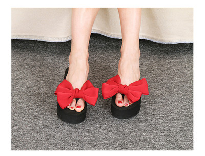 Γυναικείες παντόφλες σε διαφορετικά χρώματα μέσω των δακτύλων με επίπεδη  σόλα και κορδέλα