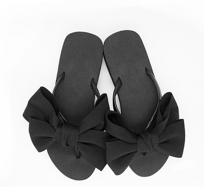 Γυναικείες παντόφλες σε διαφορετικά χρώματα μέσω των δακτύλων με επίπεδη  σόλα και κορδέλα