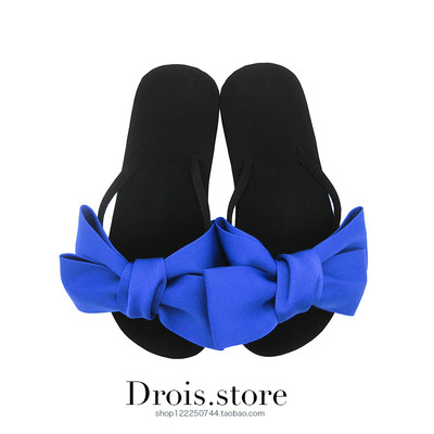 Γυναικείες παντόφλες σε διαφορετικά χρώματα μέσω των δακτύλων με επίπεδη  σόλα και κορδέλα