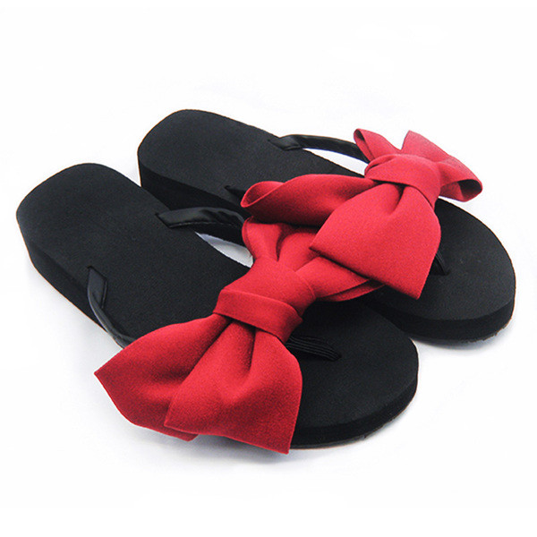 Γυναικείες παντόφλες σε διαφορετικά χρώματα μέσω των δακτύλων με επίπεδη  σόλα και κορδέλα