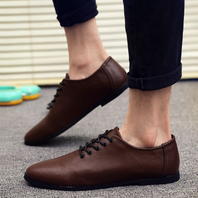 Pantofi pentru bărbați într-un stil casual simplu