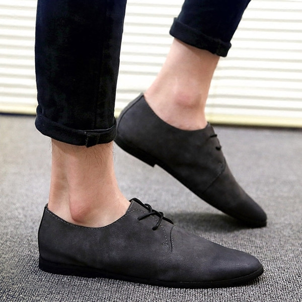 Pantofi pentru bărbați într-un stil casual simplu