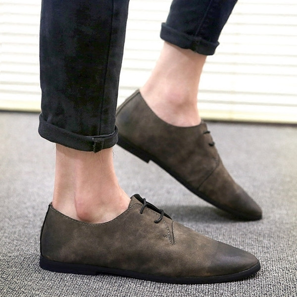 Pantofi pentru bărbați într-un stil casual simplu