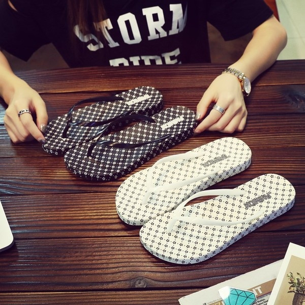 Papuci dama in mai multe culori cu motive florale