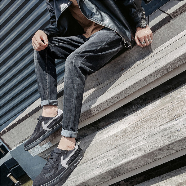 Blugi uni pentru bărbați, stilați, potriviti pentru purtarea de zi cu zi, într-o culoare închisă