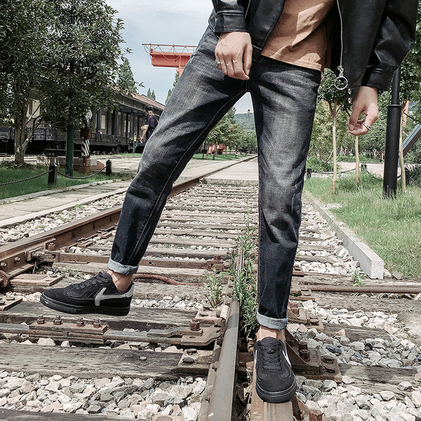 Blugi uni pentru bărbați, stilați, potriviti pentru purtarea de zi cu zi, într-o culoare închisă