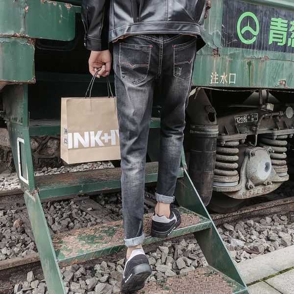 Blugi uni pentru bărbați, stilați, potriviti pentru purtarea de zi cu zi, într-o culoare închisă