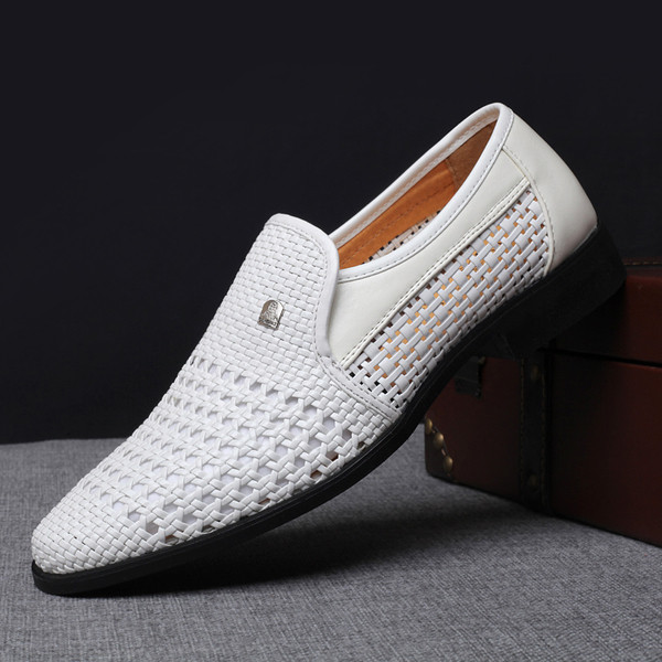 Pantofi bărbătești stilați într-un model rupt potrivit pentru sezonul primăvară-vară