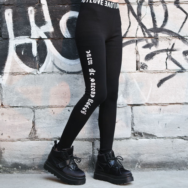 Stílusos női leggings fekete színben, feliratokkal