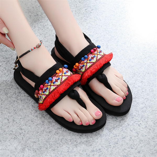 Modern női papucs hímzéssel és gyöngyökkel