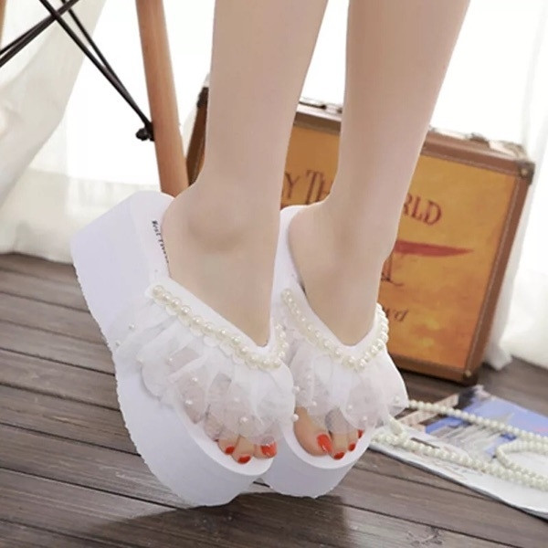 Papuci de dama in doua culori cu dantela si margele decorative