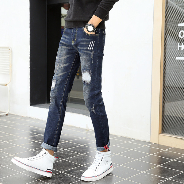 Спортно-елегантни мъжки дънки с кръпки тип slim в тъмен и светъл цвят