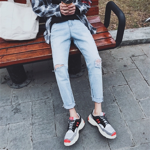 Blugi HIT de bărbați actuali cu petice și tiv de culoare deschisă