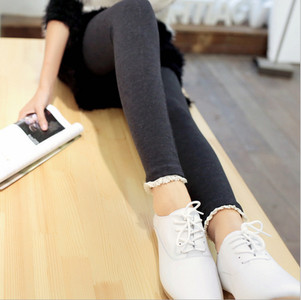 Семпъл дамски клин в четири цвята, подходящ за ежедневие