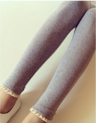 Семпъл дамски клин в четири цвята, подходящ за ежедневие