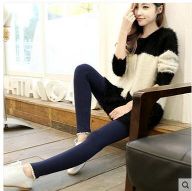 Семпъл дамски клин в четири цвята, подходящ за ежедневие