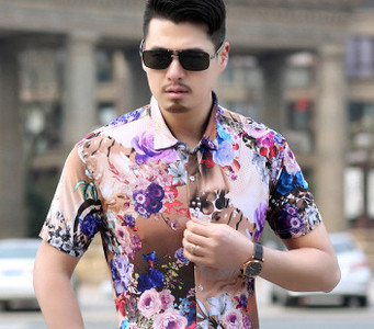 Φρέσκο ​​καλοκαιρινό πουκάμισο με διαφορετικές διακοσμήσεις λουλ