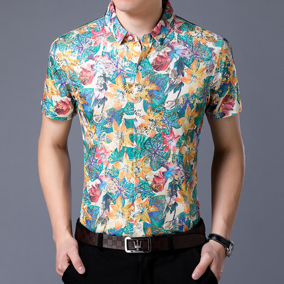 Φρέσκο ​​καλοκαιρινό πουκάμισο με διαφορετικές διακοσμήσεις λουλ