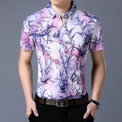 Φρέσκο ​​καλοκαιρινό πουκάμισο με διαφορετικές διακοσμήσεις λουλ