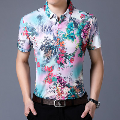 Φρέσκο ​​καλοκαιρινό πουκάμισο με διαφορετικές διακοσμήσεις λουλ