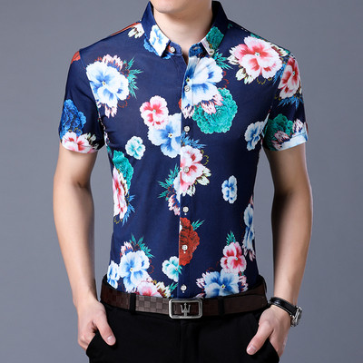 Φρέσκο ​​καλοκαιρινό πουκάμισο με διαφορετικές διακοσμήσεις λουλ