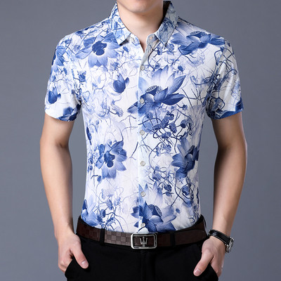 Φρέσκο ​​καλοκαιρινό πουκάμισο με διαφορετικές διακοσμήσεις λουλ