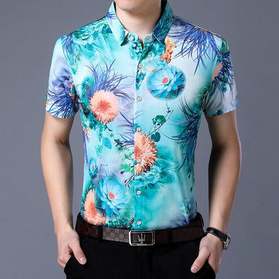 Φρέσκο ​​καλοκαιρινό πουκάμισο με διαφορετικές διακοσμήσεις λουλ